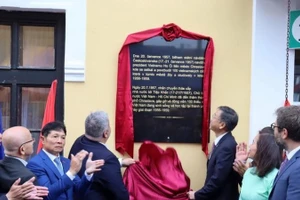 Đại sứ Dương Hoài Nam (bên trái) và ông Michael Canov Thị trưởng Thành phố Chrastava tiến hành nghi thức làm lễ khai trương bia lưu niệm, nơi lưu dấu Chủ tịch Hồ Chí Minh tại thành phố Chrastava, Cộng hòa Séc. (Ảnh: Việt Dũng/TTXVN)