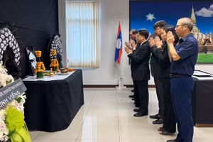 Đoàn đại biểu Tổng lãnh sự quán Việt Nam tại Khon Kaen, Thái Lan mặc niệm nguyên Chủ tịch Đảng, nguyên Chủ tịch nước Lào Khamtay Siphandone. (Ảnh: CTV)