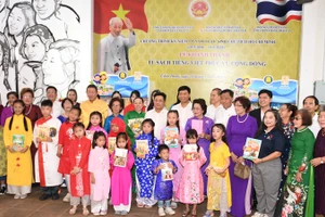 Các đại biểu cùng giáo viên, học sinh của Trường tiếng Việt tiểu học Khánh An.