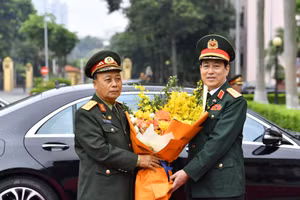 Đại tướng Lương Cường đón Thượng tướng Thongloi Silivong tại Trụ sở Bộ Quốc phòng.