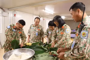 Cán bộ, nhân viên Đội Công binh Việt Nam thi gói bánh chưng xanh. (Ảnh: Đội Công binh Việt Nam cung cấp)