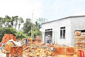 1- Nhờ sự chung tay của doanh nghiệp, nhà hảo tâm, nhiều hộ khó khăn xã Đắk Wer (huyện Đăk R'Lấp, tỉnh Đắk Nông) được xóa nhà tạm, nhà dột nát.