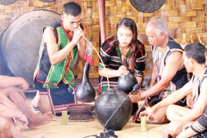 Tái hiện nghi lễ cưới hỏi của người Mnông ở huyện Đam Rông, tỉnh Lâm Đồng.