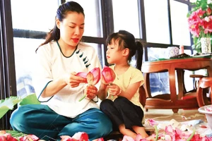 Chị Đinh Thị Hiền tự hào được kế thừa nghề ướp trà sen từ gia đình.