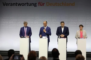 Ông Friedrich Merz (thứ hai từ trái qua) trong lễ ký thỏa thuận liên minh cầm quyền, ngày 5/5.