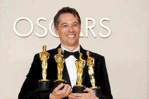 Chạm đến vinh quang, bằng chất liệu cuộc đời 