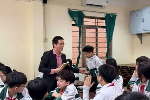 Diễn giả Nguyễn Quốc Vương giao lưu về văn hóa đọc với học sinh Trường THCS và THPT Lômônôxốp Hà Nội. Ảnh: NVCC