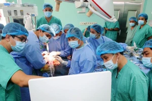 Đội ngũ y bác sĩ của Bệnh viện Trung ương Huế đã lập nên nhiều kỷ lục về ghép tạng, cứu sống nhiều bệnh nhân. (ảnh: Th. Hiển)