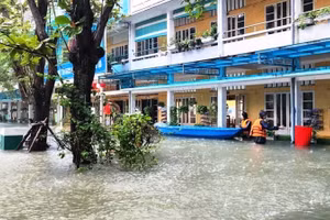 Nhiều trường học tại thành phố Huế bị nước lũ ngập sâu gần 1m, học sinh phải nghỉ học từ ngày 15/11.