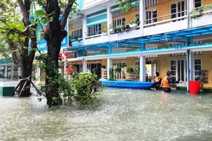 Nhiều trường học tại thành phố Huế bị nước lũ ngập sâu gần 1m, học sinh phải nghỉ học từ ngày 15/11.