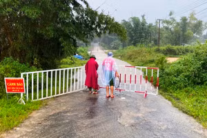 Nhiều khu vực trọng điểm tại huyện A Lưới xuất hiện ngập lụt cục bộ và nguy cơ trượt lở đất đá xuống khu dân cư.