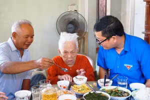Đại diện Tỉnh đoàn thăm hỏi và tổ chức “Bữa cơm tri ân - ấm áp nghĩa tình” cùng Mẹ Việt Nam Anh hùng Nguyễn Thị Tuyết (95 tuổi), ở tổ 3, phường Thủy Phương.