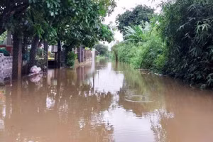 Mưa lớn liên tục trong 2 ngày qua khiến nhiều tuyến đường vùng thấp trũng tại Thừa Thiên Huế bị chia cắt cục bộ.