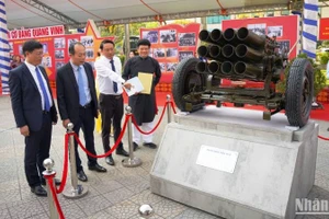 Lãnh đạo thành phố tham quan các khu vực trưng bày.