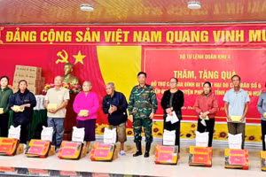 Trung tướng Hà Thọ Bình, Tư lệnh Quân khu 4 tặng quà cho các hộ gia đình bị ảnh hưởng bão số 6.