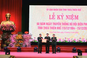 Thiếu tướng Nguyễn Văn Thiện, Phó Tư lệnh Bộ đội Biên phòng trao tặng Bằng khen cho Bộ đội Biên phòng tỉnh Thừa Thiên Huế.