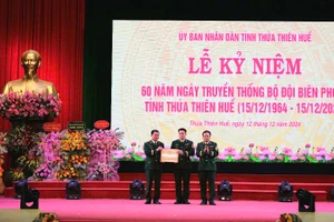 Thiếu tướng Nguyễn Văn Thiện, Phó Tư lệnh Bộ đội Biên phòng trao tặng Bằng khen cho Bộ đội Biên phòng tỉnh Thừa Thiên Huế.