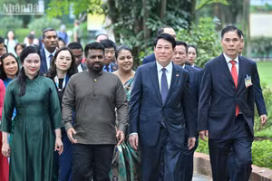 Chủ tịch nước Lương Cường và Tổng thống Sri Lanka Anura Kumara Dissanayaka thăm Khu di tích Chủ tịch Hồ Chí Minh. (Ảnh: THUỶ NGUYÊN)