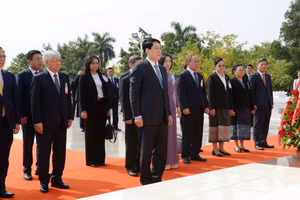 Chủ tịch nước Lương Cường và Đoàn đại biểu cấp cao Việt Nam dâng hoa tưởng nhớ Chủ tịch Kaysone Phomvihane.