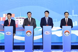 Chủ tịch nước Lương Cường và Tổng Bí thư, Chủ tịch nước Lào Thongloun Sisoulith cùng các đại biểu nhấn nút khánh thành cầu cảng.