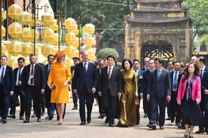 Chủ tịch nước Lương Cường và Phu nhân cùng Nhà Vua Philippe và Hoàng hậu Vương quốc Bỉ đã có chuyến tham quan Hoàng thành Thăng Long.