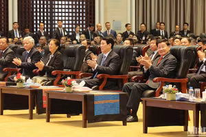 Chủ tịch nước Lương Cường và Tổng Bí thư, Chủ tịch nước Lào Thongloun Sisoulith dự buổi giao lưu.
