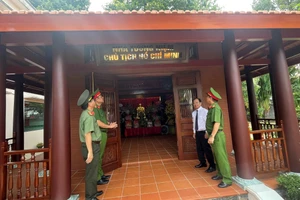 Lãnh đạo Công an Thành phố Hồ Chí Minh thực hiện nghi thức khánh thành Nhà tưởng niệm Chủ tịch Hồ Chí Minh.