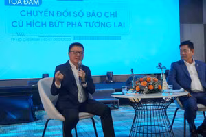 Ông Lê Quốc Minh, Uỷ viên Trung ương Đảng, Tổng Biên tập Báo Nhân Dân, Phó Trưởng Ban Tuyên giáo Trung ương, Chủ tịch Hội Nhà báo Việt Nam chia sẻ thông tin tại buổi toạ đàm.