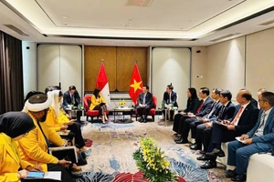 Bà Meutya Viada Hafid, Phó Chủ tịch Đảng Golkar, Bộ trưởng Bộ Truyền thông và Chuyển đổi số Indonesia (trái) và GS,TS Nguyễn Xuân Thắng, Ủy viên Bộ Chính trị, Giám đốc Học viện Chính trị quốc gia Hồ Chí Minh, Chủ tịch Hội đồng Lý luận Trung ương trao đổi tại buổi làm việc. (Ảnh: Cổng Thông tin Học viện Chính trị quốc gia Hồ Chí Minh)