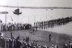 Đón đồng bào miền Nam tập kết ra Bắc tại Cảng Lạch Hới năm 1954 (nay thuộc phường Quảng Tiến, thành phố Sầm Sơn, tỉnh Thanh Hóa). Ảnh: Tư liệu