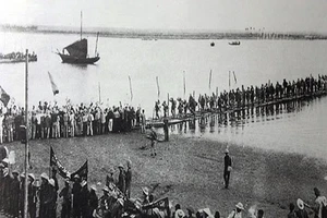 Đón đồng bào miền Nam tập kết ra Bắc tại Cảng Lạch Hới năm 1954 (nay thuộc phường Quảng Tiến, thành phố Sầm Sơn, tỉnh Thanh Hóa). Ảnh: Tư liệu