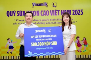 Ông Đỗ Thanh Tuấn - Giám đốc Đối ngoại Vinamilk - trao tặng bảng tượng trưng 500.000 hộp sữa cho đại diện Quỹ Bảo trợ Trẻ em Việt Nam nhân dịp khởi động Quỹ sữa năm 2025. (Ảnh: Nam Anh)