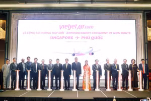 Tổng Bí thư Tô Lâm và các đại biểu thực hiện nghi thức khai trương đường bay Phú Quốc-Singapore của Vietjet Air. (Ảnh: TTXVN)