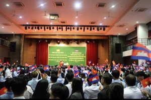 Hàng trăm sinh viên và giáo viên nhiệt liệt chào mừng Chủ tịch nước Tô Lâm đến thăm.