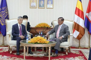 Đại sứ Nguyễn Minh Vũ (trái) chào xã giao Samdech Sar Kheng, Phó Chủ tịch CPP. (Ảnh: AKP)