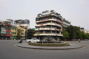 Tòa nhà "Hàm cá mập" trên phố Đinh Tiên Hoàng dự kiến sẽ được phá dỡ, hoàn thành trước ngày 30/4/2025. Ảnh: Hải Nam.