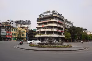 Tòa nhà "Hàm cá mập" trên phố Đinh Tiên Hoàng dự kiến sẽ được phá dỡ, hoàn thành trước ngày 30/4/2025. Ảnh: Hải Nam.