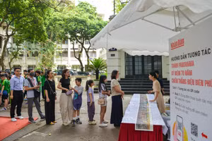 Bạn đọc xếp hàng để nhận ấn bản đặc biệt của Báo Nhân Dân in tranh panorama Chiến dịch Điện Biên Phủ.