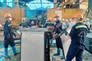 Nhà máy sản xuất kẽm thỏi duy nhất cả nước, công nhân Nhà máy Kẽm điện phân Thái Nguyên hăng hái lao động ngay từ ngày đầu xuân mới. Ảnh: THẾ BÌNH