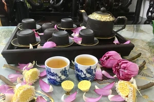 Trà sen là một thức uống thanh tao được người dân quận Tây Hồ (Hà Nội) chế biến công phu, cho giá trị kinh tế cao. (Ảnh: CHÍ DŨNG)