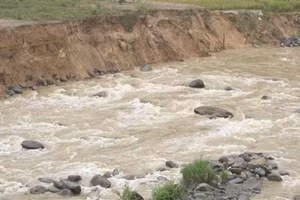 Một cháu bé trượt chân rơi xuống suối chảy xiết và bị mất tích. (Ảnh minh họa: TTXVN)