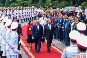 Chủ tịch nước Nguyễn Xuân Phúc đón Tổng Thư ký Liên hợp quốc Antonio Guterres.