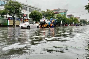 Đường Hùng Vương, phường Thanh Miếu ngập sâu.