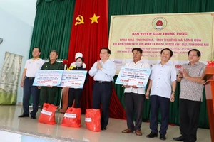 Đồng chí Nguyễn Trọng Nghĩa trao tặng 3 căn nhà tình nghĩa cho các hộ dân xã Mã Đà, huyện Vĩnh Cửu, tỉnh Đồng Nai.