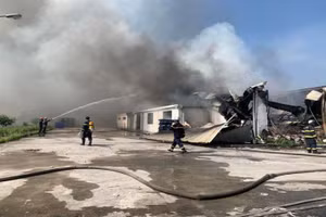 Đến trưa 8/8, đám cháy ở Khu công nghiệp Quang Minh mới cơ bản được dập tắt.