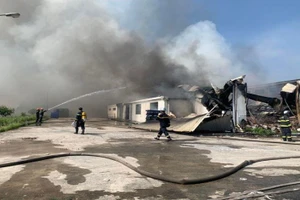 Đến trưa 8/8, đám cháy ở Khu công nghiệp Quang Minh mới cơ bản được dập tắt.