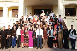 Lãnh đạo Bộ Văn hóa, Thể thao và Du lịch Trịnh Thị Thủy, Phó Chủ tịch Ủy ban Trung ương Mặt trận Tổ quốc Việt Nam Ngô Sách Thực và Thứ trưởng, Phó Chủ nhiệm Ủy ban Dân tộc Hoàng Thị Hạnh chụp ảnh lưu niệm cùng nghệ nhân tiêu biểu dự Hội nghị.