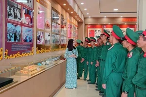 Các đại biểu dự triển lãm.