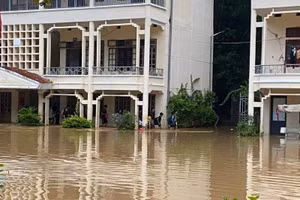 Các em học sinh phải di dời do nước lũ ngập cao.