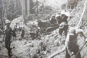 Bộ đội, thanh niên xung phong và dân công hỏa tuyến mở đường 20.(Chụp lại từ ảnh tư liệu)